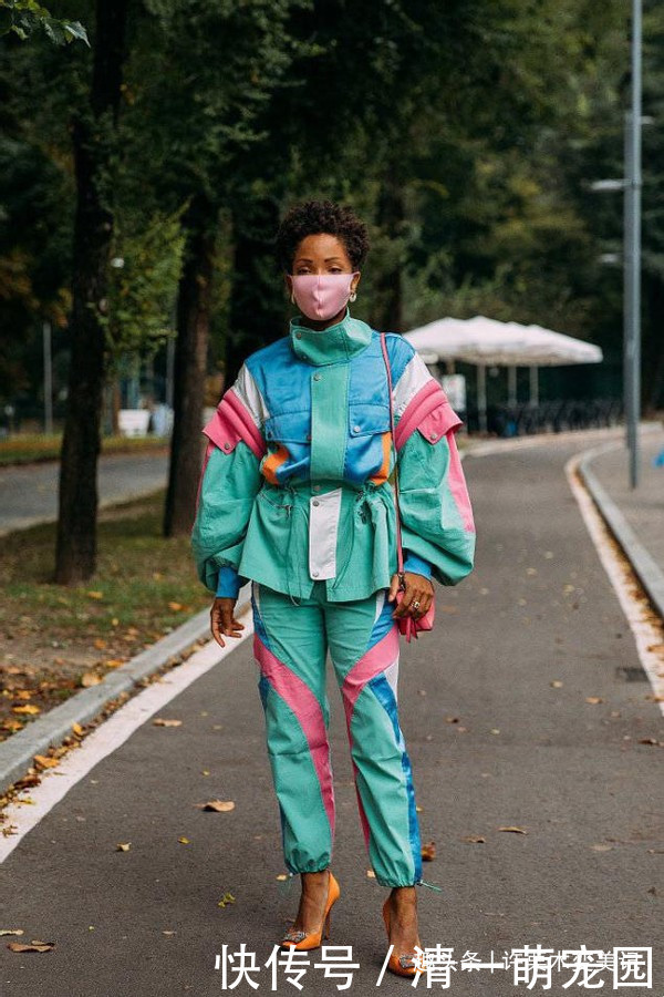 平底鞋|女人过了50岁，建议少穿高跟鞋多穿这3种鞋，时髦舒适还百搭