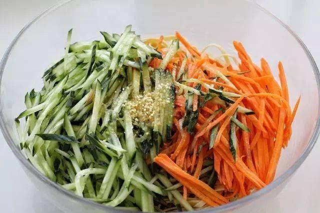 这菜，不炒也不炖，10分钟就做好，1盘不够吃