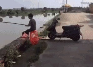 |搞笑GIF：花大价钱在网上买的 你们帮我看看是不是正品