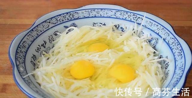 鸡蛋|土豆丝加了三个鸡蛋,但真好吃,我家一周吃六次,全家都争先恐后地吃