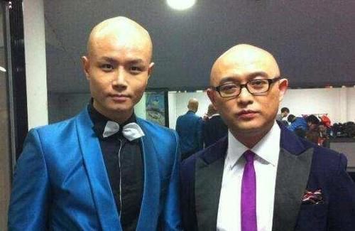 主持嘉宾乐嘉近况被爆！开百万豪车带2万进口宠物狗出门。