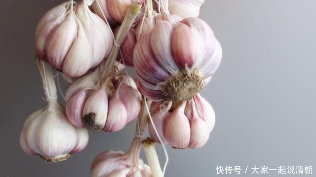 大蒜皮别再扔了,有钱人都留在家里用,用途花钱买不到,厉害了