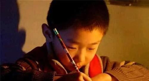 辅导|“咱不写了”,6岁男孩凌晨还在写作业,得知原因宝爸怒撕作业本