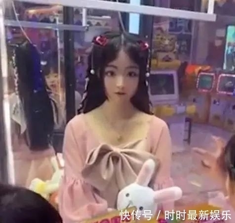 动漫角色|23岁女生扮演娃娃赚钱,神态像二次元手办,难以分辨真假