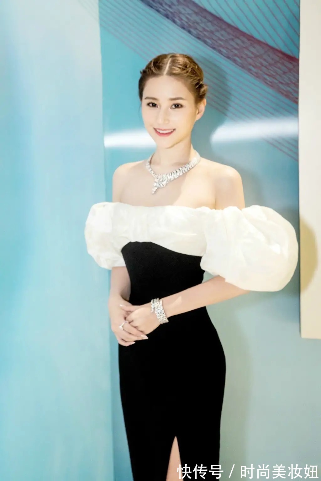 露肩|何超莲真是低调的“富家女”,穿背带裤走机场,气质不输大明星