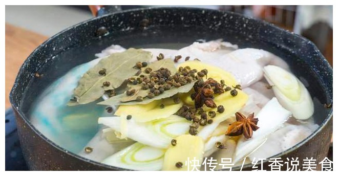 猪皮的这个新奇做法,第一次做,确实比猪皮冻好吃,Q弹有嚼劲儿