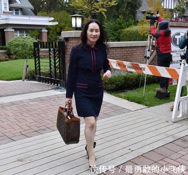 气质|孟晚舟披发造型女人味十足!穿大衣有气场,身材丰腴气质不减