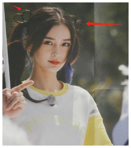 baby夏日双马尾造型用头发编出爱心，墨镜一带像成人版lucky，童趣满满