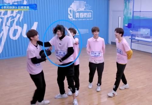 青春有你3|看慣了梁森光頭造型,當他隨意套上假發,十七梓渝的反應好真實