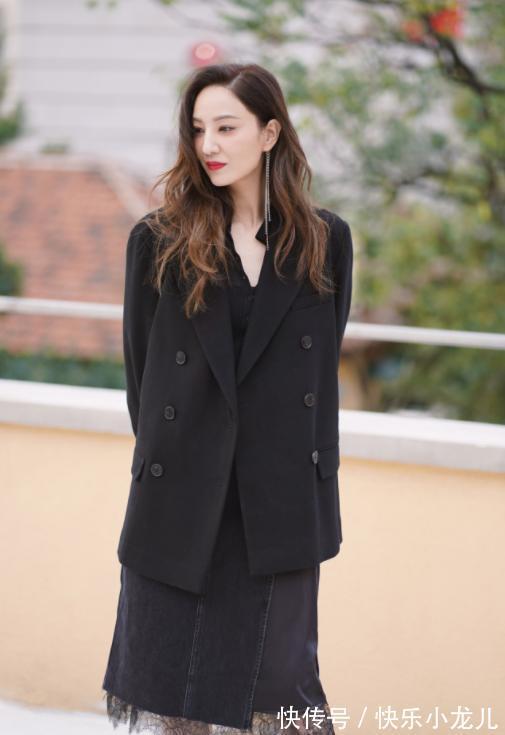 牛仔半身裙 时尚穿搭,穿黑色的牛仔半身裙,挺有时尚气质的