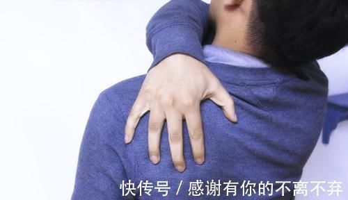 癌细胞|肺癌开始骨转移,身体有何征兆?医生:夜间1处总会疼,需警惕