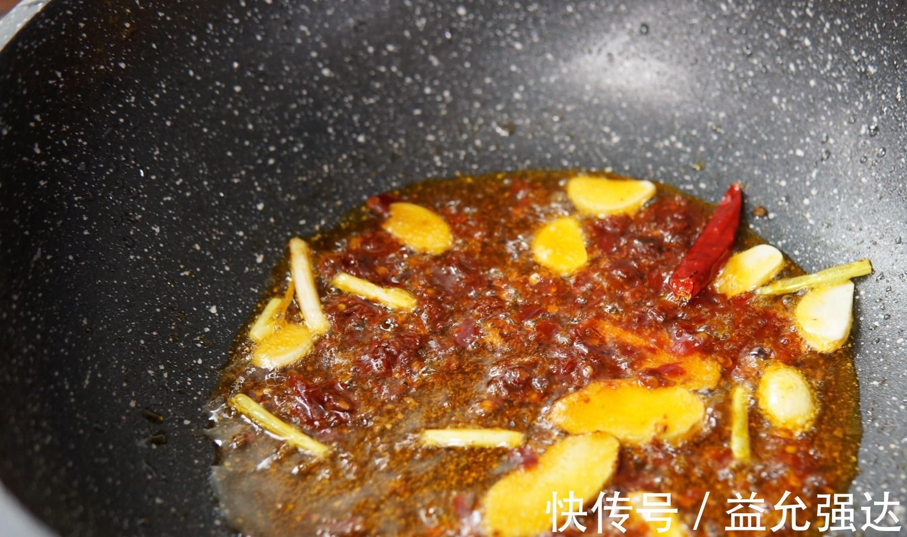 茄子|做茄子烧豆角,炒前加一步,茄子香软,豆角入味,吃的盘底都不剩