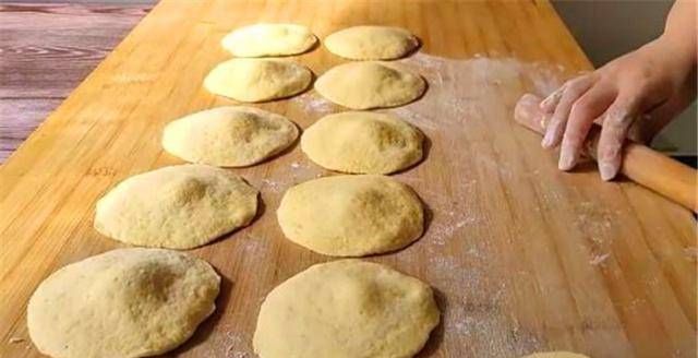 搅拌|玉米面是一种新的吃法。当你用开水搅拌筷子时,你将吃不到其中的三个