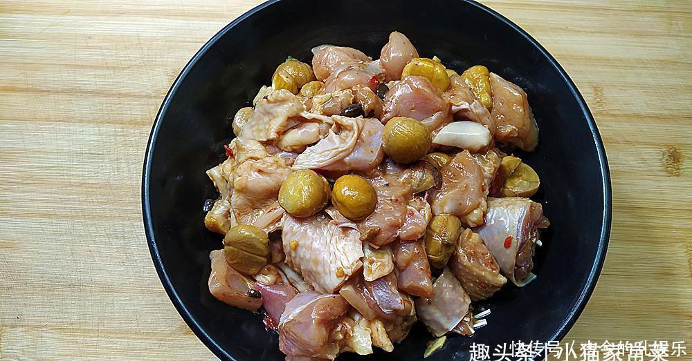 香气扑鼻|用板栗和鸡肉这种做法很简单,上锅一蒸,香气扑鼻,一大盘不够