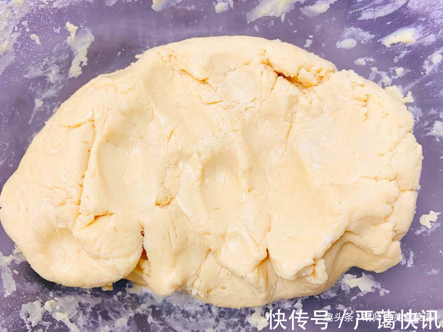 小时候特爱吃的酥饼，自己在家做，个个金黄酥脆，还是以前的味道