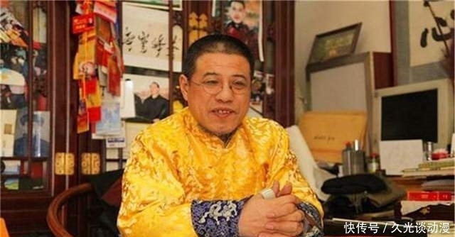 后裔|男子自称乾隆后裔,手上戴价值3亿扳指,经常身着龙袍去祭祖