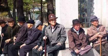 中国和韩国退休老人的生活有什么不同看看两国街头,你就明白了