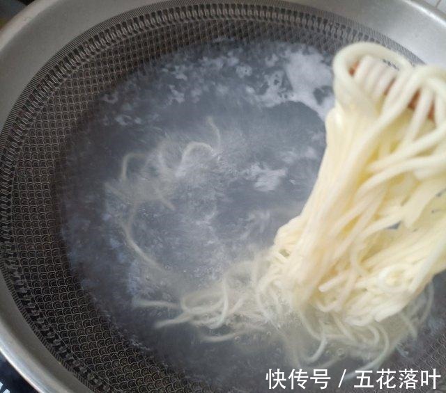 红油|红油猪肝面，香辣过瘾，顺滑爽口！