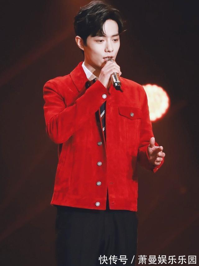 東方衛(wèi)視主持人曬幕后合影,肖戰(zhàn)被眾星包圍,兩邊都是好搭檔