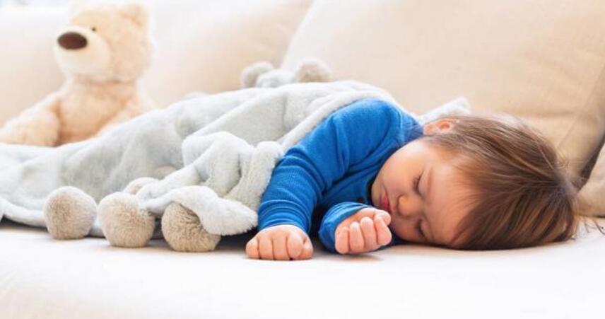 睡眠|婴儿一晚上醒几次正常?0-1岁宝宝睡眠需求表,父母可自查