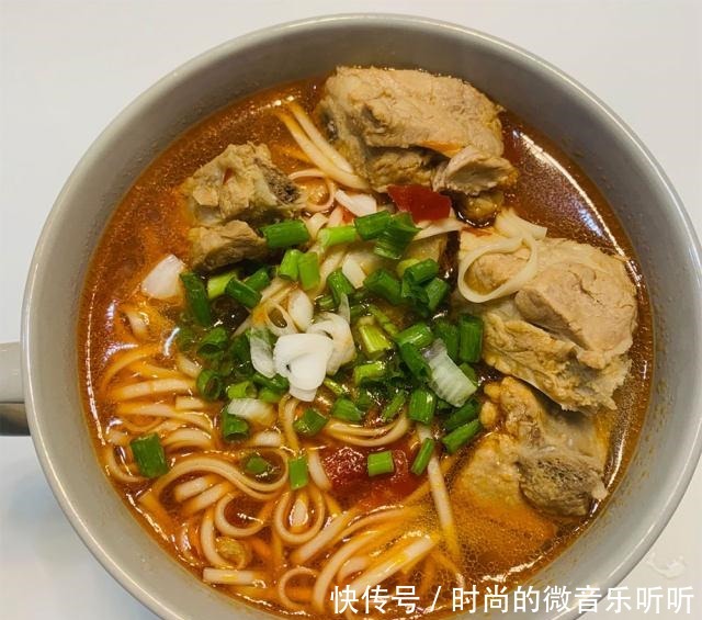 红烧排骨面,香喷喷的炒入味!
