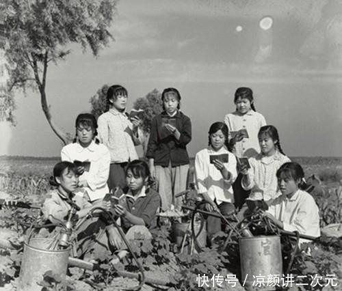 腼腆|老照片:70年前素颜美女,图4是腼腆的再婚寡妇,丈夫则一脸满足