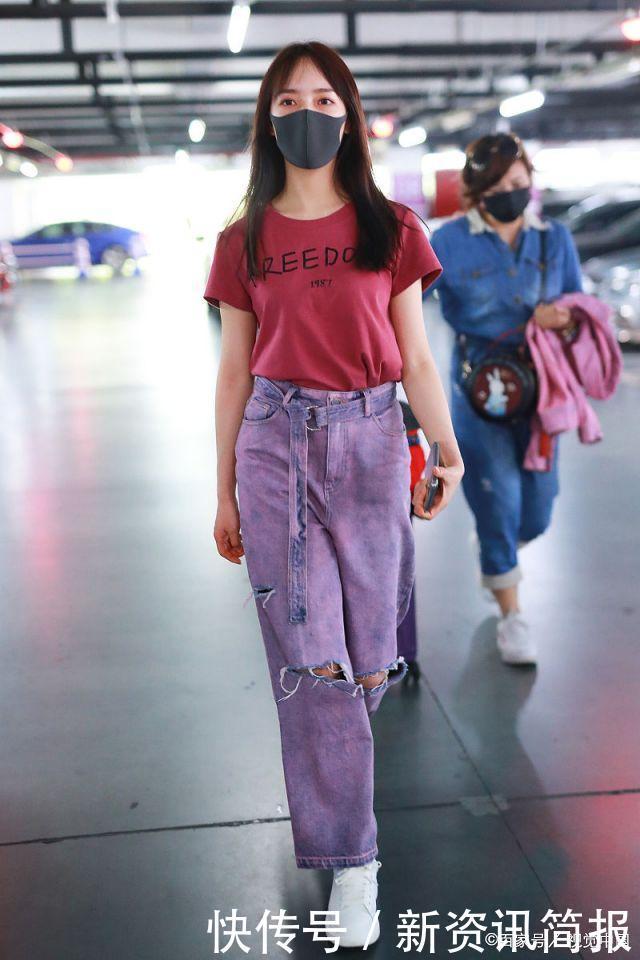 秦牛正威穿粉色T恤搭配紫色破洞牛仔裤,清新唯美,潮流又时尚