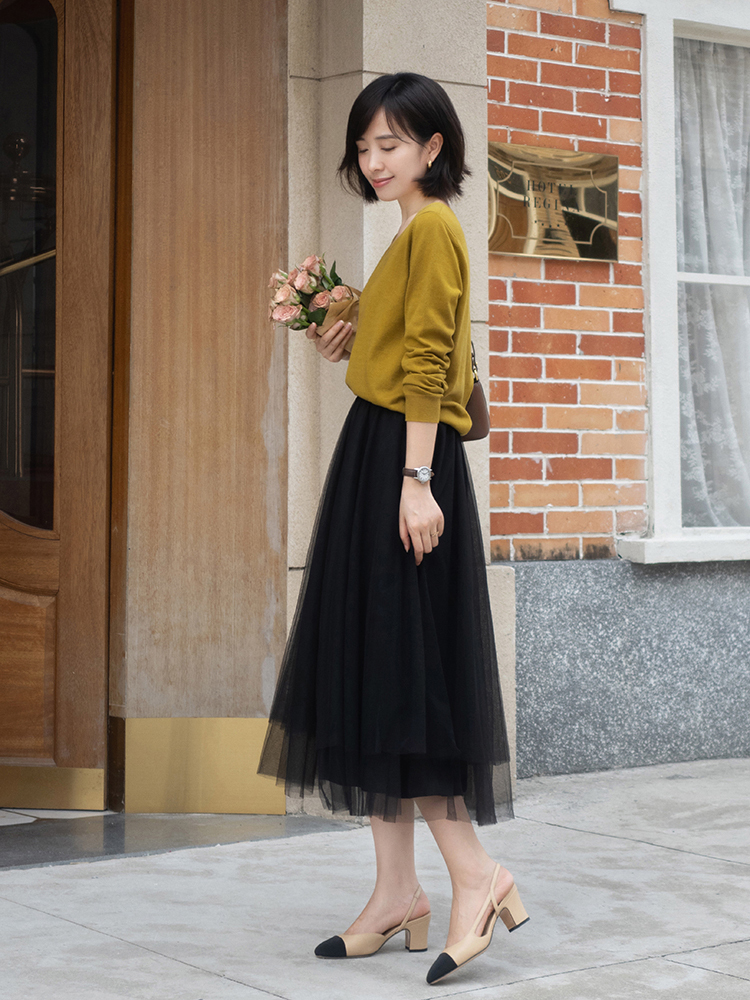 针织开衫|30+的女性怎么穿才好看,用粗条纹针织衫配薄纱半身裙,高级优雅