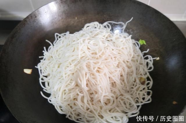 面条别总煮着吃了，试试这做法，营养一锅省事，天热我家经常做！