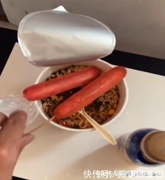 老师@给美术生上课太难了,老师:处处都是陷阱,连矿泉水都画假的