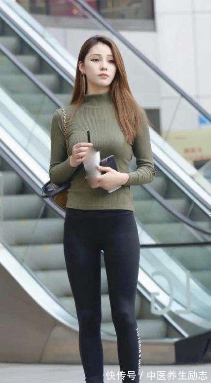 大长腿 印花条纹长袖t恤搭配黑色短紧身打底裤,让人舒适,让女人温柔!