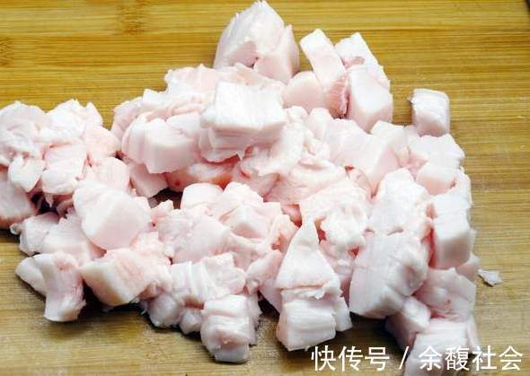 好吃|熬猪油有窍门，下锅前多做一步，又白又香没腥味，连油渣都好吃