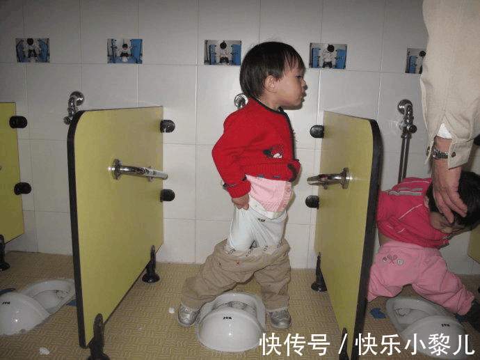 家长群|幼儿园男女“混厕”,看似很和谐,但一个画面让家长意识到危机感