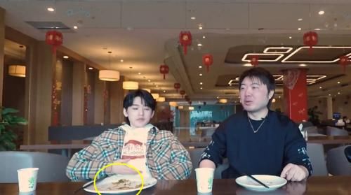 宋亚轩广电食堂吃自助餐，吃肉怕浪费，拿了两个大馒头：山东人最爱