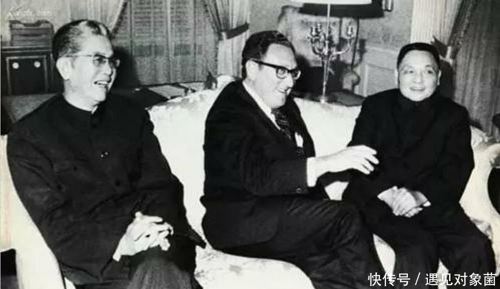 书法作品#乔冠华书法太过“狂怪”,奇骏扛鼎,胆魄恣肆,造诣狂甩书协专家