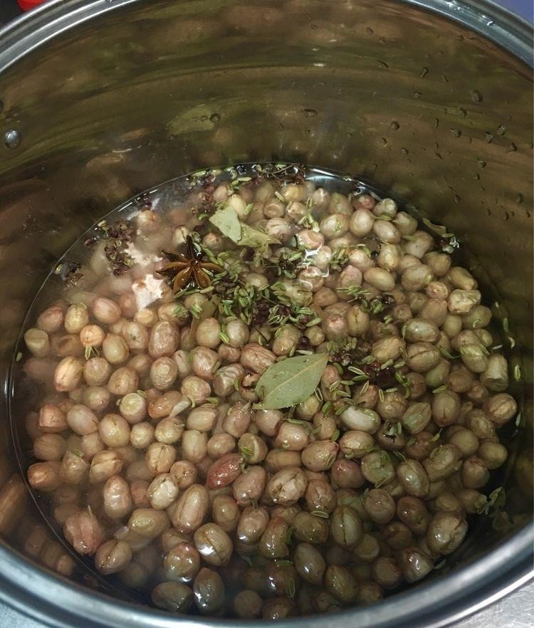 五香花生米不用锅炒,用这个方法做出来的花生米,下酒菜杠杠的