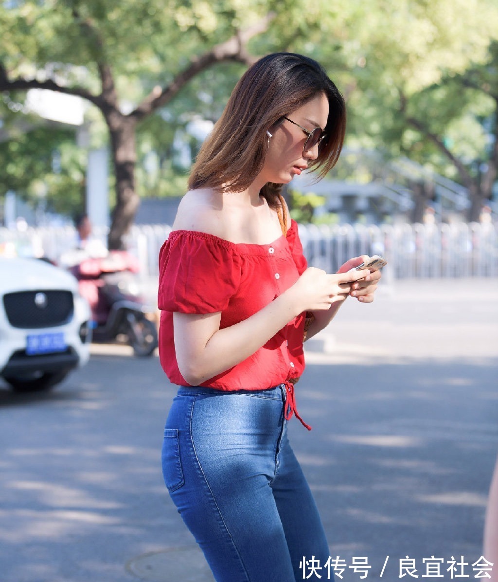 女生 气质女生的初夏牛仔裤穿搭,清爽靓丽,彰显时尚品位!