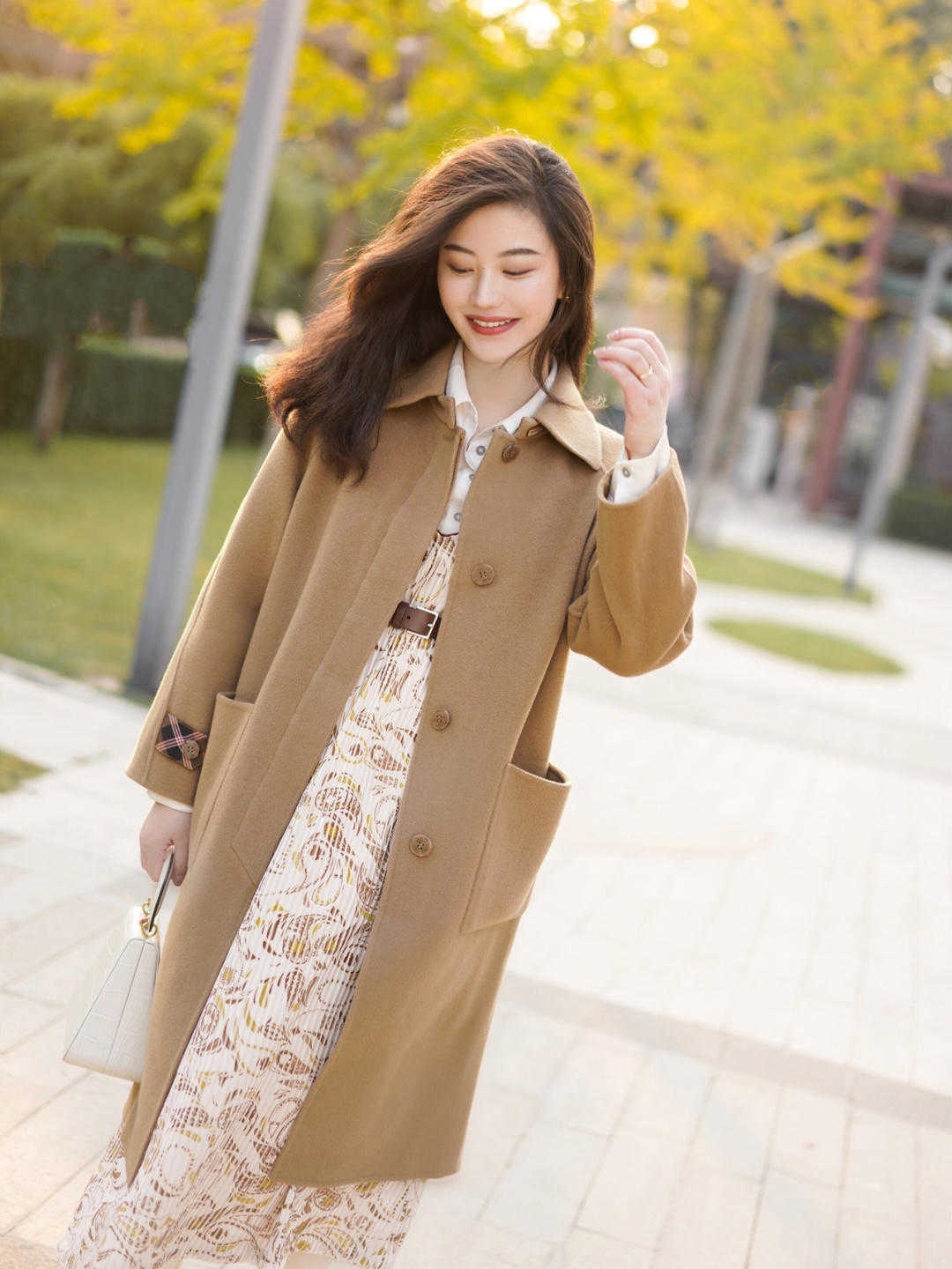 博主 秋冬天快速出门的“偷懒秘籍”,大衣连衣裙叠搭,上身效果yyds