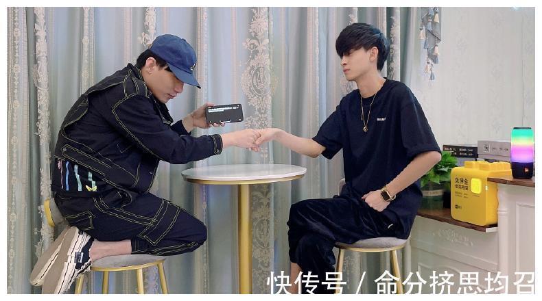 張鶴倫|何九華在《德云斗笑社》中“跪地”,這是什么操作彈幕滿是問(wèn)號(hào)