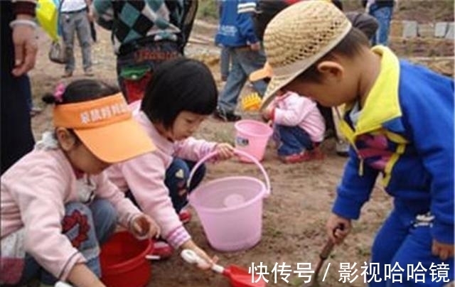 萝卜|萌娃跟着爷爷拔萝卜，接下来的一幕让人哭笑不得：这就是四脚朝天