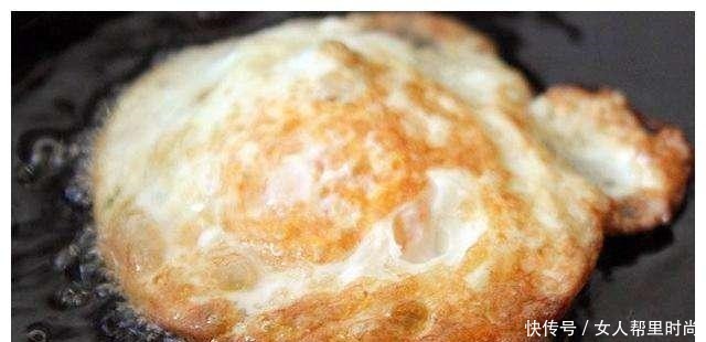 煎荷包蛋是凉油下锅还是热油下锅大厨教你这样做,不粘锅口感嫩