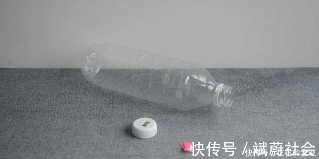 塑料瓶别扔了，小伙在瓶子上打两小洞，改造成打气筒，省钱又省心