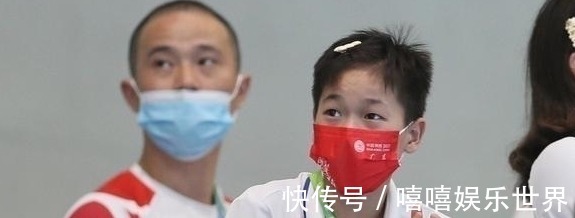 全红婵坐大摆锤!双手比V太开心,婉拒所有代言+综艺,暂不捞金