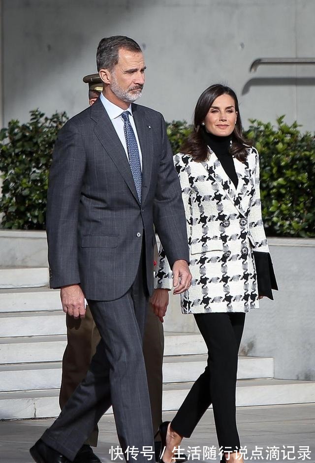 深色 降温怎么穿搭西班牙王后抗冻有一套，时尚并不意味着一定露腿！