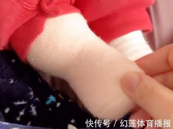 奶奶|宝妈下班回家,发现女儿的脚“胖了”,帮孩子脱掉袜子后笑出声