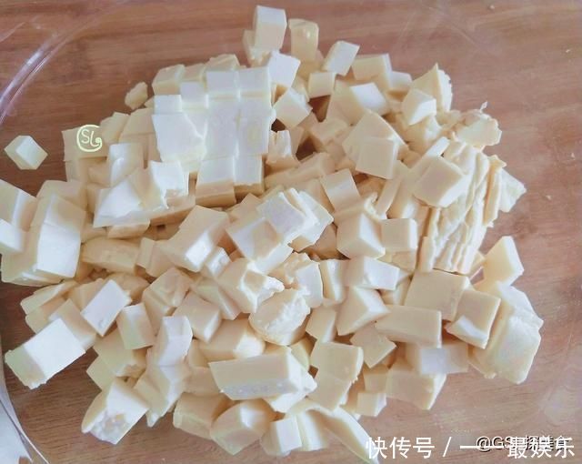 豆腐别做老一套了,试一试这样做,味道鲜美,皮薄馅大,家人爱吃