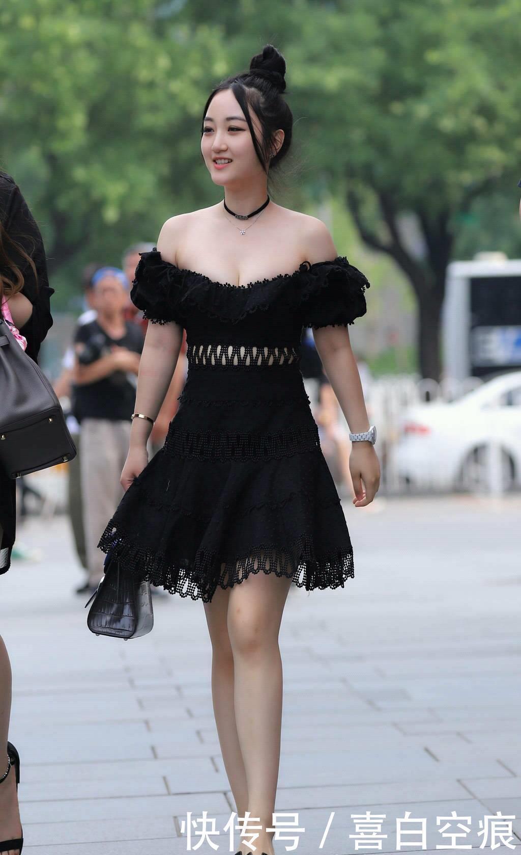 街拍紧身裙诠释了时尚的气息,把街道变成女孩秀身材的主场