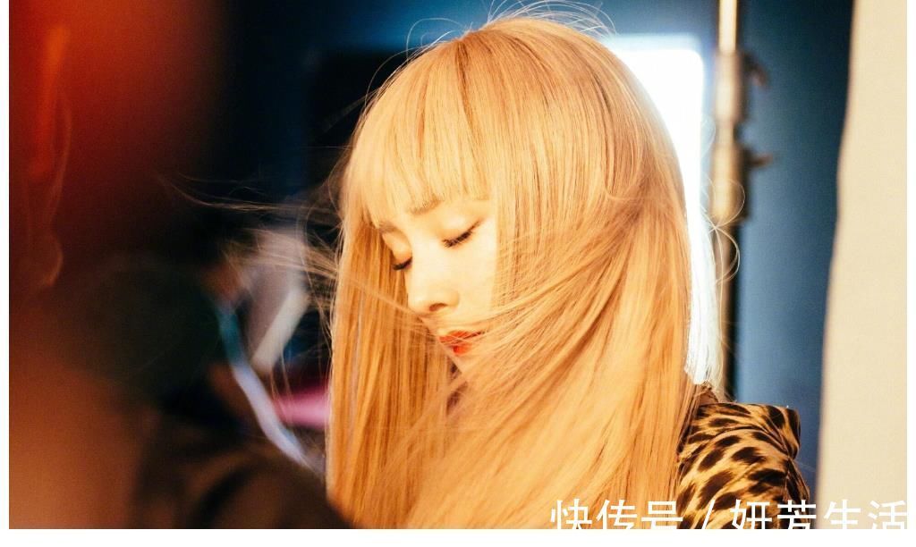 杨幂《你我皆王者》路透:蓝色挑染成焦点,秒变电竞女主