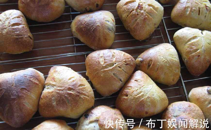 面包|早餐，别再做面饼了，试试这面包，咬一口满嘴喷香，家人都爱吃！