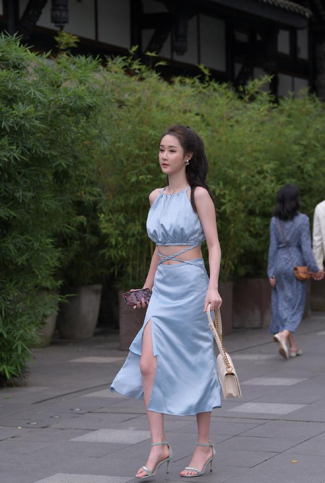 带来了一|街头美女的另类穿搭,露脐吊带+开叉长裙,让你在阳光下闪闪发光